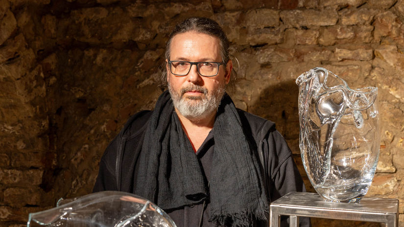 Aj pohare mozu mat tancujuce nozicky Patrik Illo pracuje so sklom ako dizajner aj umelec