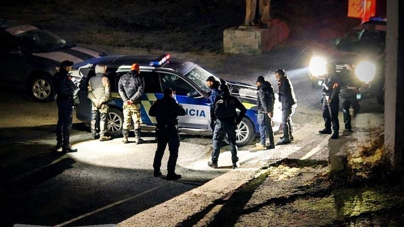 Akcia Bukoza 80 policajtov zasahovalo v byvalej fabrike zadrzali 30 osob