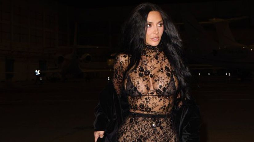 Kim Kardashian v Parizi odhodila zabrany v priehladnej cipke vyrazila na romanticku veceru To co mal vidiet len Hamilton vsak ukazala celemu svetu
