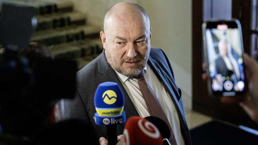 Minister Huliak Futbalovy zvaz skrachuje za tri mesiace