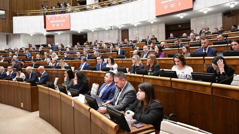 Navrhy na odvolanie clenov vlady predcasne ukoncili debatu