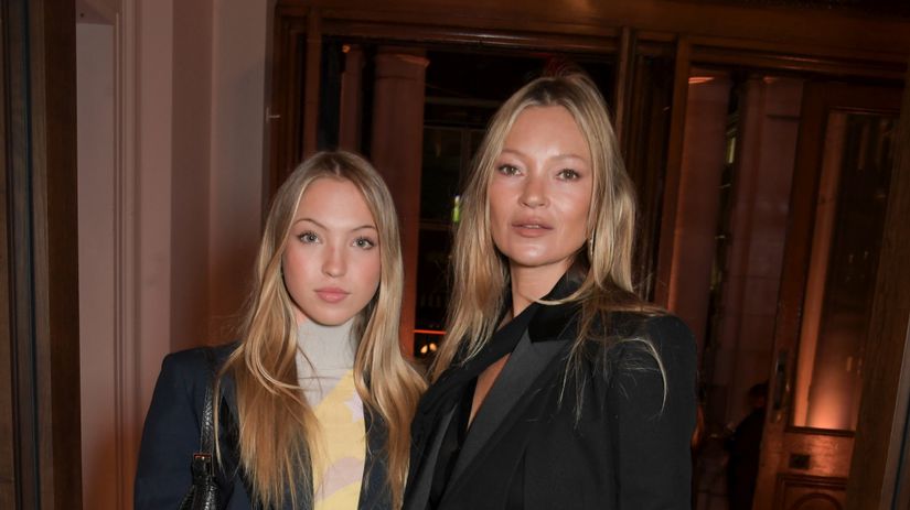 Nic horucejsie dnes neuvidite Ikona Kate Moss s dcerou v miniplavkach ovladli plaz Vyzeraju skor ako sestry