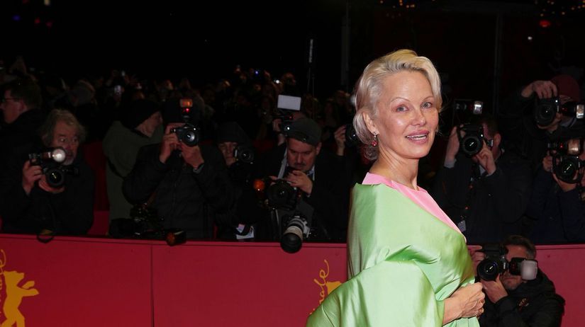 Pamela Anderson opat uchvatila Za tuto rob u by sa nehambila ani Grace Kelly Dua Lipa predvadzala nahu pokozku v priehlednej cipke