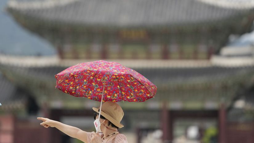 Ruska ambasada provokuje obrovskym bannerom Transparent rozculil Juznu Koreu a ziada jeho odstranenie