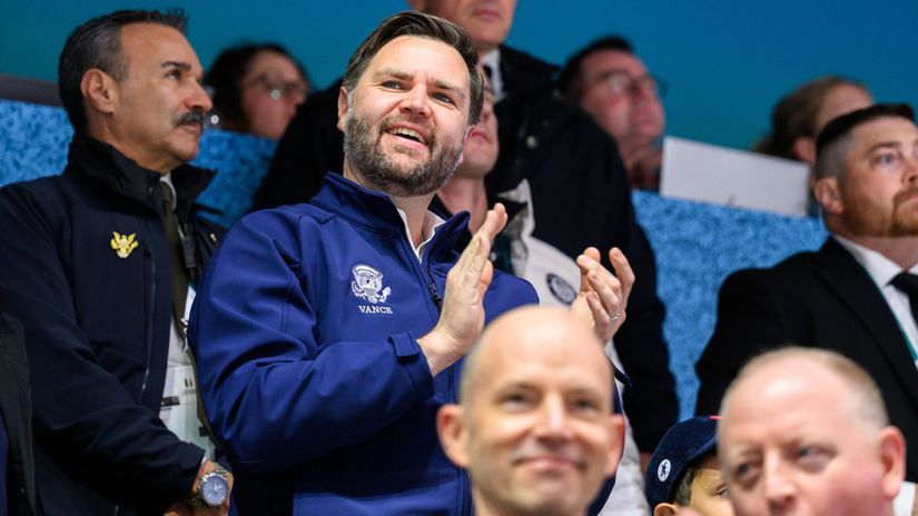 Tristo ochrankarov 14 lietadiel Americky viceprezident prisil na olympiadu pozrel si hokej