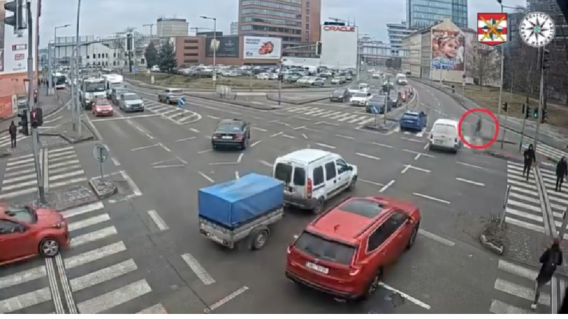 VIDEO Hroziva zrazka na priechode Auto zrazilo zenu ked na vosla na cervenu