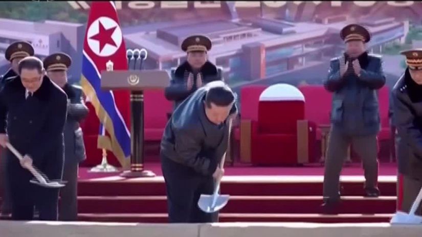 VIDEO Kim Cong un s lopatou v ruke odpail vybusniny