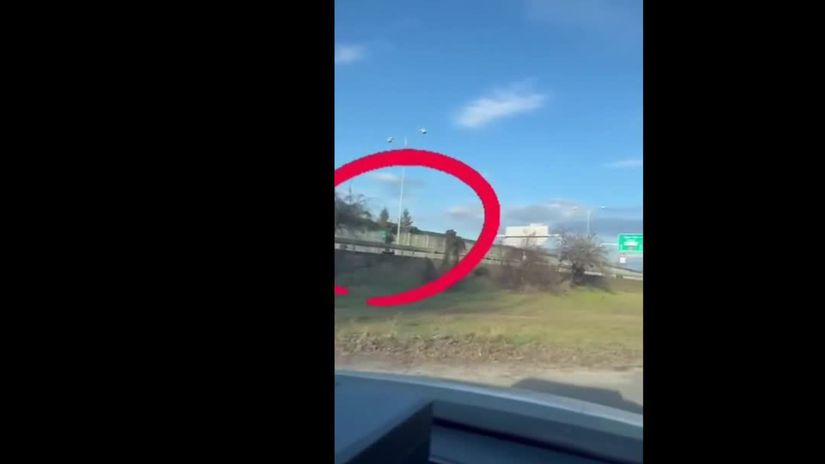 VIDEO Veselo po dialnici Policajti na D1 zachranili zivot riskujuceho kolobezkara