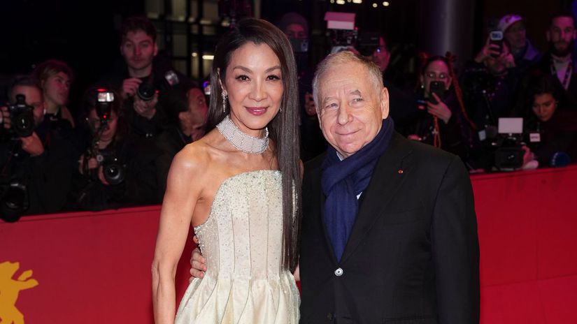 Ziadny dochodok Michelle Yeoh si v Berline prevzala Zlateho medveda a poslala jasny odkaz filmovemu svetu Ameriku radsej nekomentovala