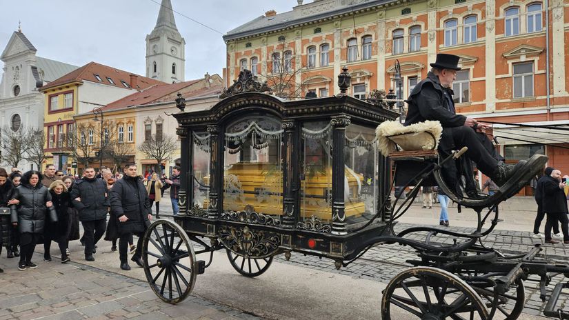 Zlata truhla a honosny koc Kosice sa lucia s romskym kralom Robertom I Prisli desiatky ludi okolie strazi policia