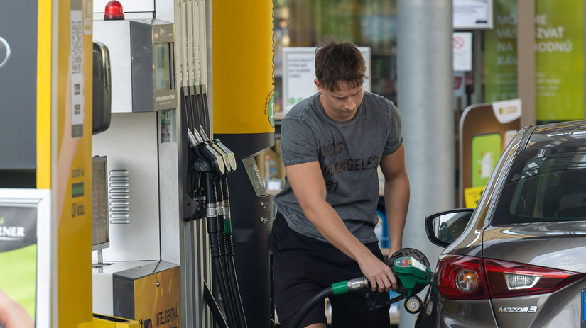 Ceny na cerpacich staniciach rastu a Slovaci nakupuju benzin do zasoby Za nespravne uskladnenie benzinu vsak hrozi pokuta Kolko litrov a v akej nadobe mozete mat doma