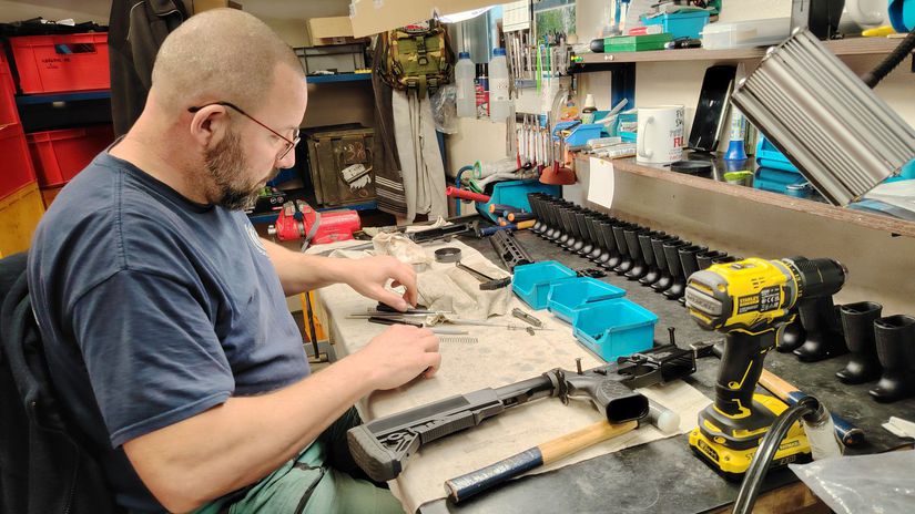 Ked zacinal brali ho na lahku vahu Teraz slovensky zbrojar vyvaza zbrane do desiatok krajin a pripravuje obrovsku zakazku pre nasu armadu