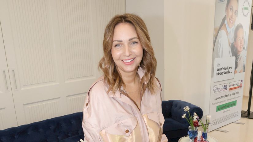 Oblubena ceska herecka sa vracia do prace Smrt synceka ju zasiahla dnes uz vie co je pre nu najlepsou liecbou