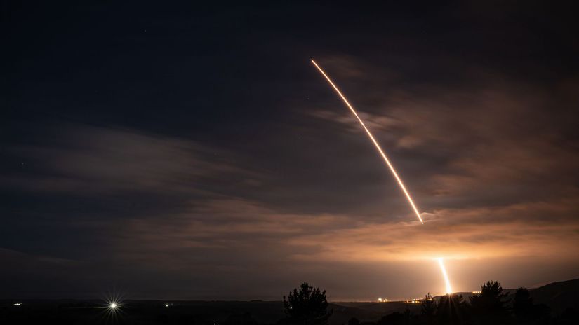 Obrana Aliancie v pohotovosti balisticka raketa letela k NATO a preletela cez dva statky