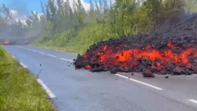 Ohniva rieka pretrhla cestu Sofri si na mobil natacali ako lava tecie priamo cez vozovku