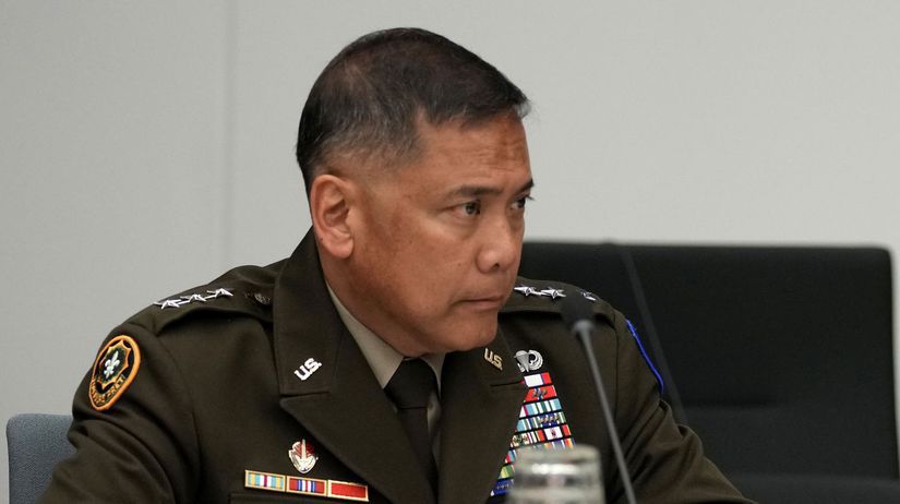 Pentagon vysetril skandal Ukrajincom radil opity general z USA Najprv stratil tajne mapy potom spadol na hlavu