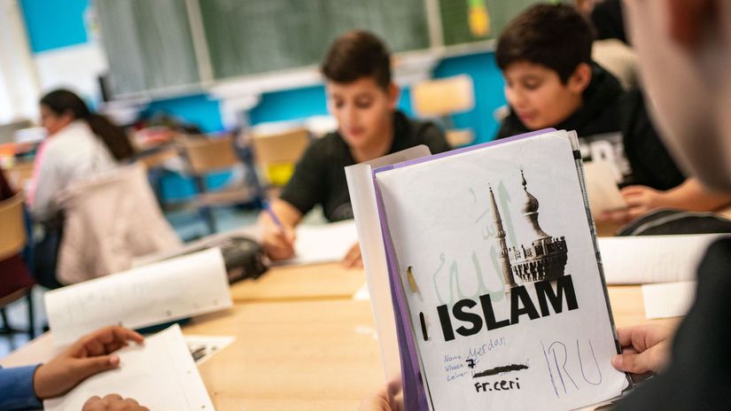 Ramadan je tu vyhodno chlieb do kosa Moslimsky post sposobil nezhody medzi ziakmi na nemeckej skole