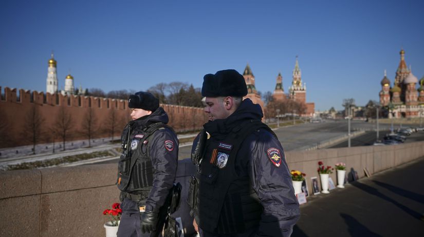 Ruski policajti zarabaju ovea menej ako slovenski Nespokojnych posiela najbohatsi poslanec na front