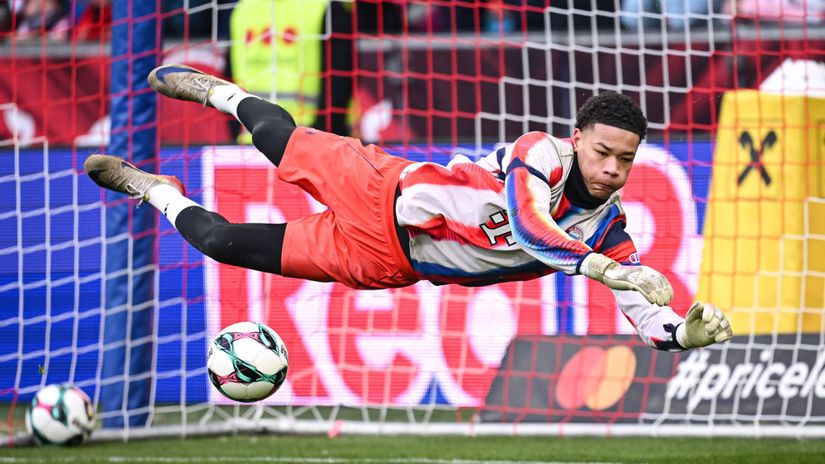 Situacia v Bayerne nema v historii obdobu Nemecky gigant zveril osud do ruk piateho brankara