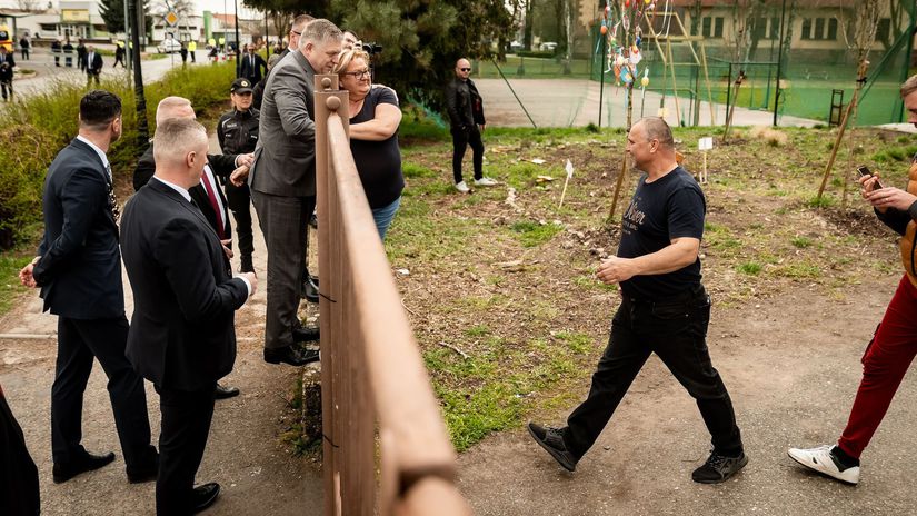 VIDEO Fico zacal rokovanie vlady skokom na plot Kabinet schvalil miliony pre region aj nove projekty