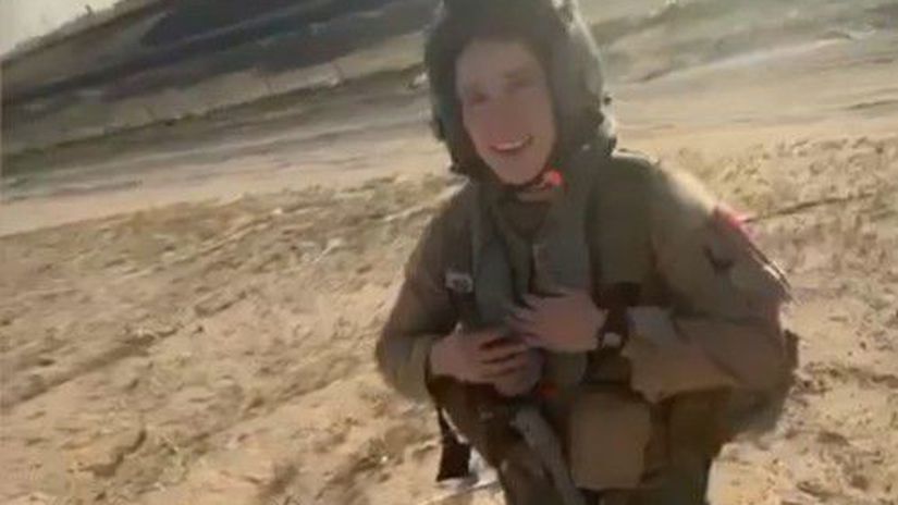 VIDEO Miestni neverili vlastnym ociam Americka pilotka po pade nad Kuvajtom sokovala svojou reakciou