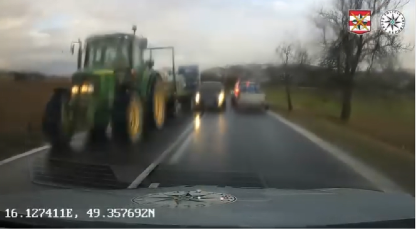 VIDEO Riskantne predbiehanie cez plnu ciaru ktore sa len tak nevidi Sofer to mal takmer naslepo