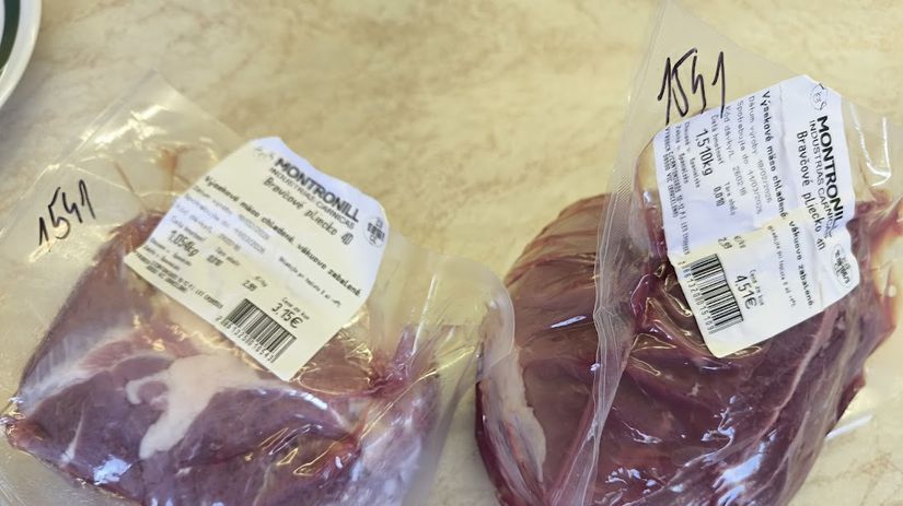 Z obchodov stahuju viac ako tri tony pokazeneho a zapachajuceho mesa Bravcovina mala sivu farbu a kysly zapach Mozete ju mat v mraznicke