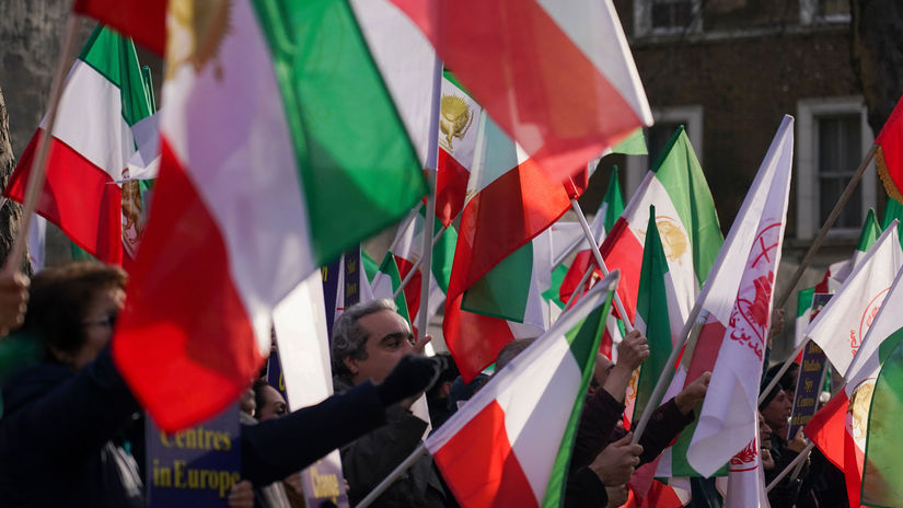 Zatvorenie americkych zakladni alebo poplatky za Hormuzsky prieliv Iran stanovil podmienky rokovani s USA Z Washingtonu znie ze su nerealne
