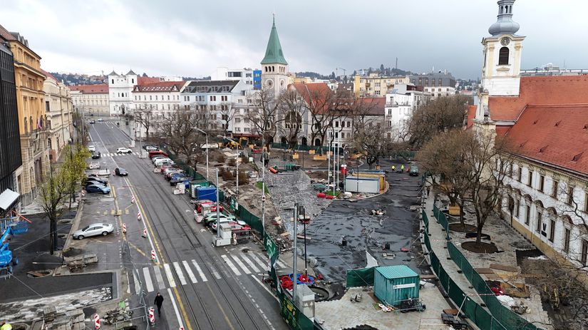Centrum Bratislavy meni svoju tvar Rekonstrukcia znamych namestii postupila do dolezitej fazy Srdce mesta sa konecne zbavuje nanosov asfaltu a prekazok