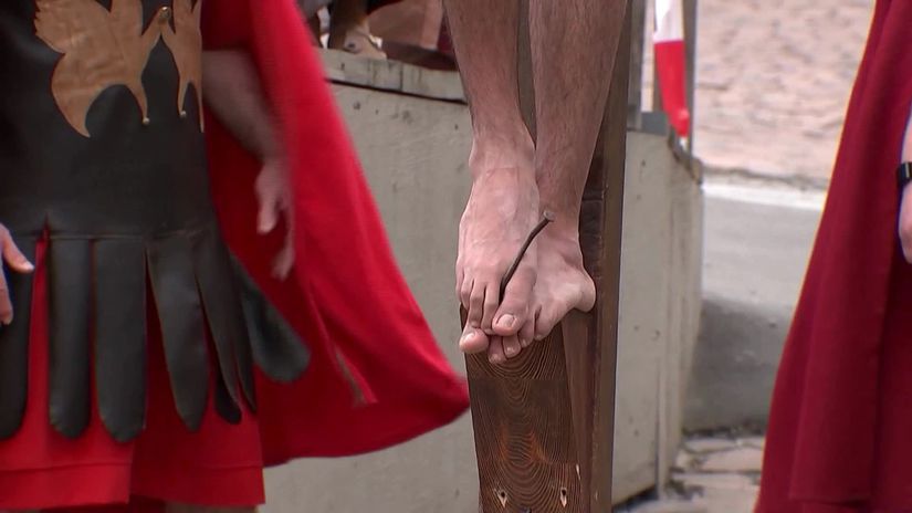 Divadlo z ktoreho mrazi v uliciach sa odohrala dychberuca drama ukrizovania