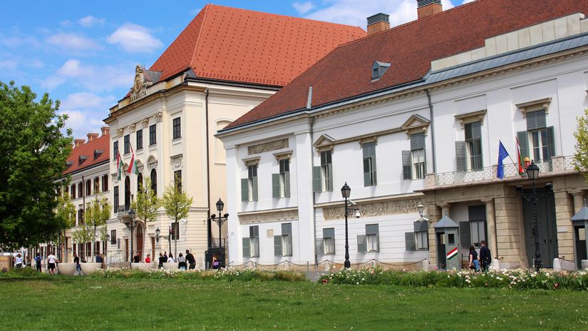 Orbn prestaval sidlo moci za 21 miliard Magyar odmieta vladnut z klastora Fideszu poslal odkaz