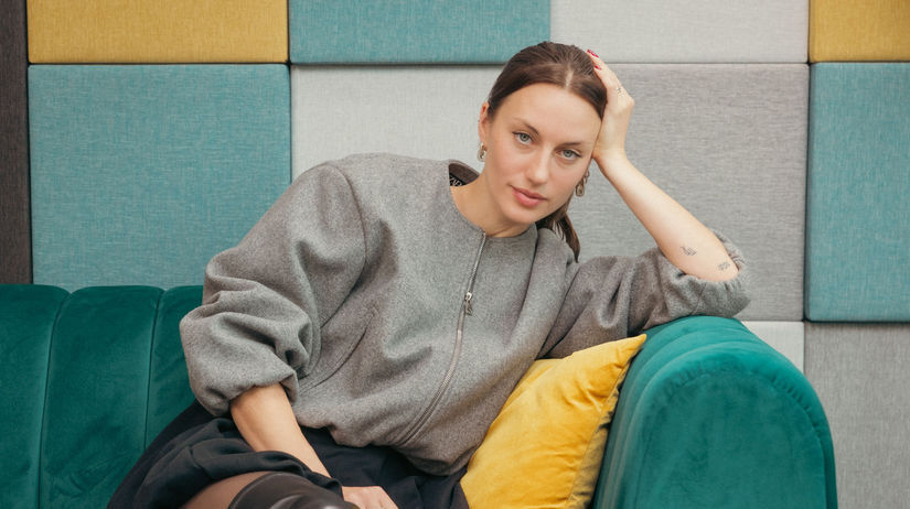 Pat projektov naraz Natalia Germani prevlada na trhu jej manzel uz trpi v lietadle Ale Benatky si uzili naplno