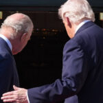 Stacil jeden dotyk Trump pri stretnuti s kralom Karolom III opat porusil kralovsky protokol