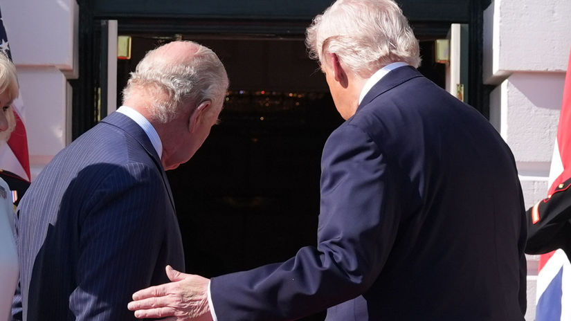 Stacil jeden dotyk Trump pri stretnuti s kralom Karolom III opat porusil kralovsky protokol