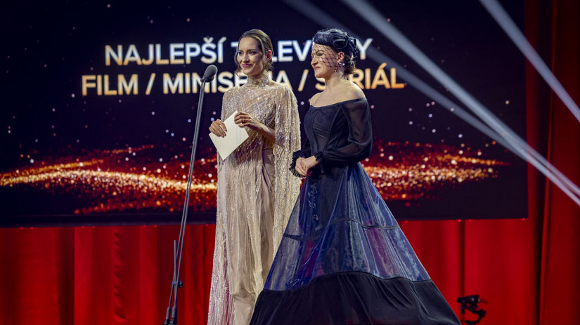 Uchvatni Germani hviezda Dunaja v priehladnej pelerinie a neuverite co si oblekla hrdinka Slubu Hrobonova Toto je moda zo cien Slnko v sieti