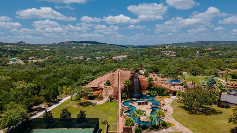 Vlastny akvapark kinosala telocvicna herna a skokanska rampa Legenda predava luxusny dom na ktorho stavbe stravili 59 tisic hodin