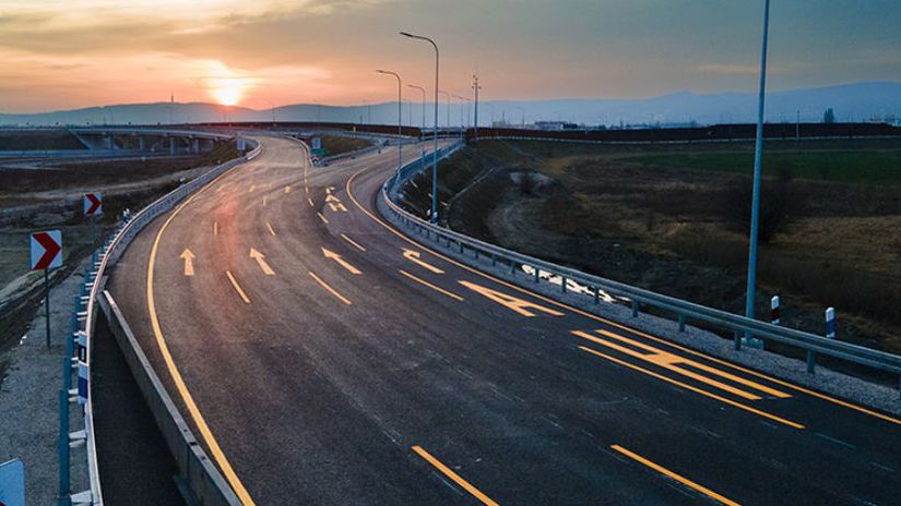 Vodici stoja aj dve hodiny Uzavierka D1 sposobila dopravny chaos klucove odboenie je zablokovane