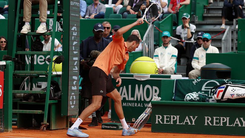 Znova znova a znova Ruska hviezda sa sprvala ialene fanuikovia piskali a bucali Trestom je tucna pokuta