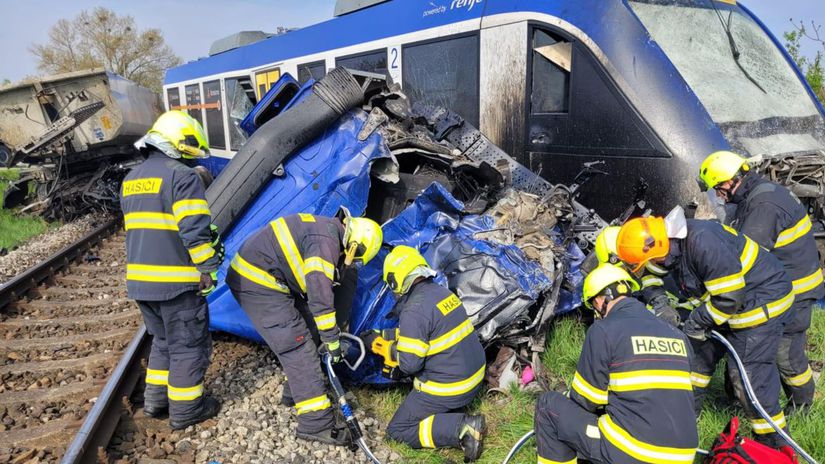 Zrazka vlaku s kamionom v Dunajskej Strede Jeden mrtvy 21 zranenych