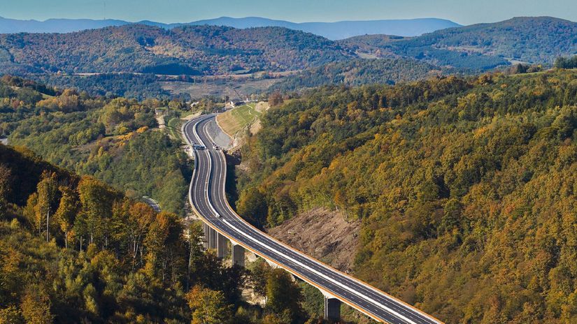 stane sa cesta v korunach stromov stavbou roka dopravny analytik ju zaraduje do prvej patky