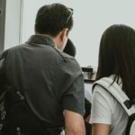 Bizarny nalez na letisku tinedzerka si na telo prilepila desiatky zivych tvorov chcela ich prepasovat