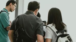 Bizarny nalez na letisku tinedzerka si na telo prilepila desiatky zivych tvorov chcela ich prepasovat