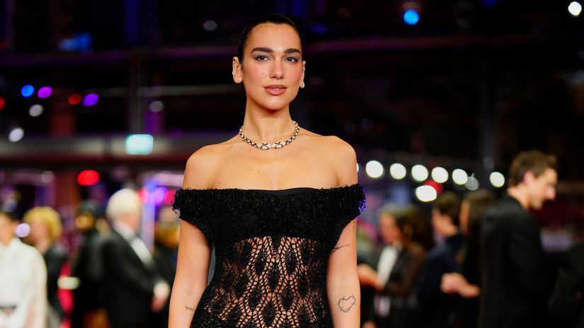 Dua Lipa zaluje spolocnost Samsung a poaduje vysoke odskodnenie Od technologickeho giganta si narokuje miliony