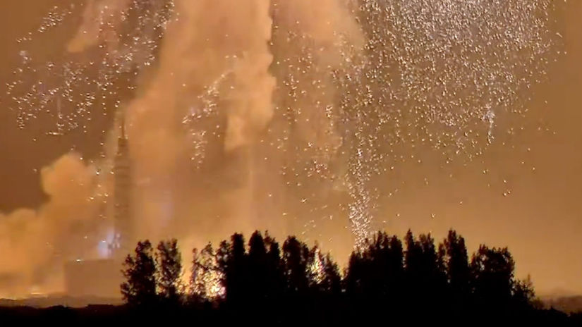 Explodovala priamo na rampe Obrovska raketa Jeffa Bezosa urcena na misie na Mesiac skoncila v plamenoch