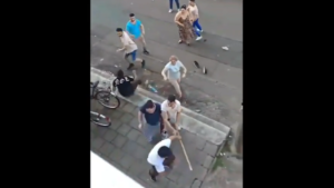 Hromadna bitka v Nemecku medzi ucastnikmi aj Slovaci Policia sa najprv iba prizerala