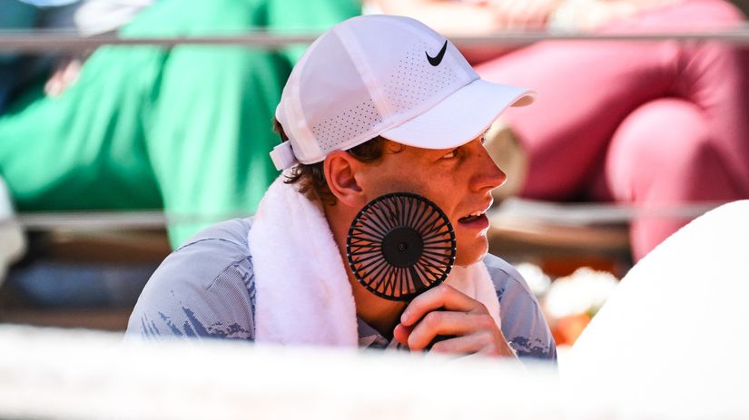 Neuveritelne Sinner vypadol z Roland Garros