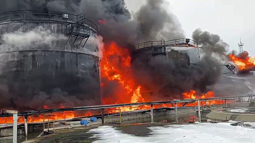 ONLINE Ukrajinske drony znicili Rusom vzacne vojenske lietadla za desiatky milionov V plamenoch skocil aj tanker a ropny skald