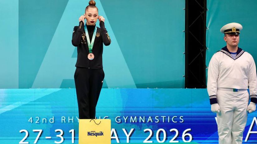 Odmietame symboly agresora Ukrajinka mala pocas ruskej hymny v usiac hluchadla a zakryla si oci