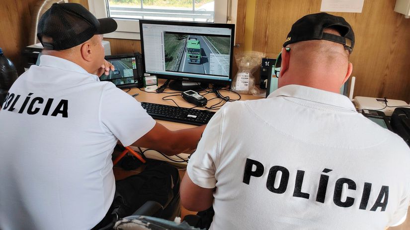 Policajtom z oddelenia usiel bosy drogovy delikvent ktory prosil okoloiducich o topanky