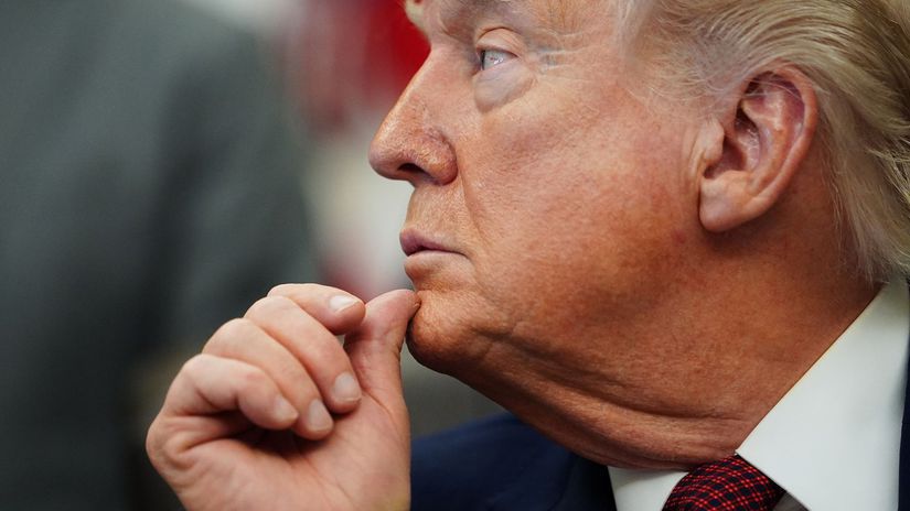 Trump eskaluje spor s Nemeckom Hrozi este vacsimi stahovanim americkych vojakov cla zatazuju nemecky priemysel